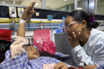 Népal : après avoir survécu à la crue mortelle, un garçon de 8 ans retrouve sa mère